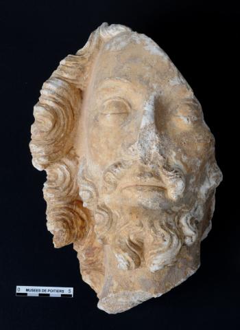 Photographie da la tête d'une statue visible au musée de Poitiers